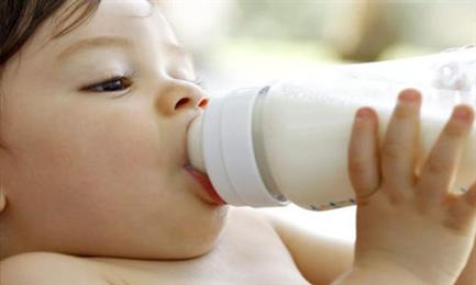 Bottle fed and breastfed infant