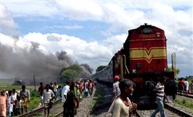 Rapti Ganga Express Slams Into Packed Auto Rickshaw Killing 20 in Salem,MA