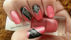 Nail art inspired by a Sari