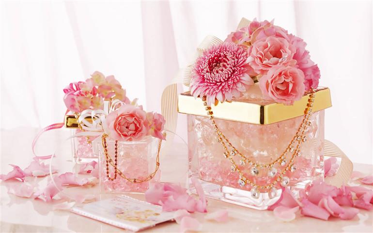 Add Elegance to Your Wedding With Glass Centerpieces