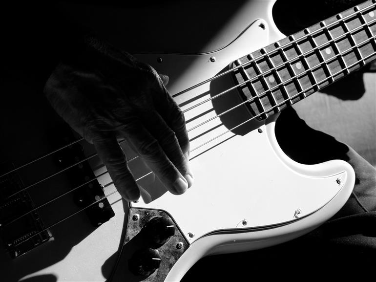 How to Find the Best Bass Guitar Tutor in the City? 