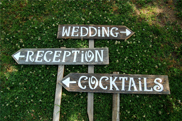 Top Tips for Using Wedding Signs on Your Wedding Day