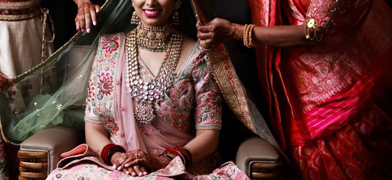 Ten things you should keep in your hand bag as a bride: